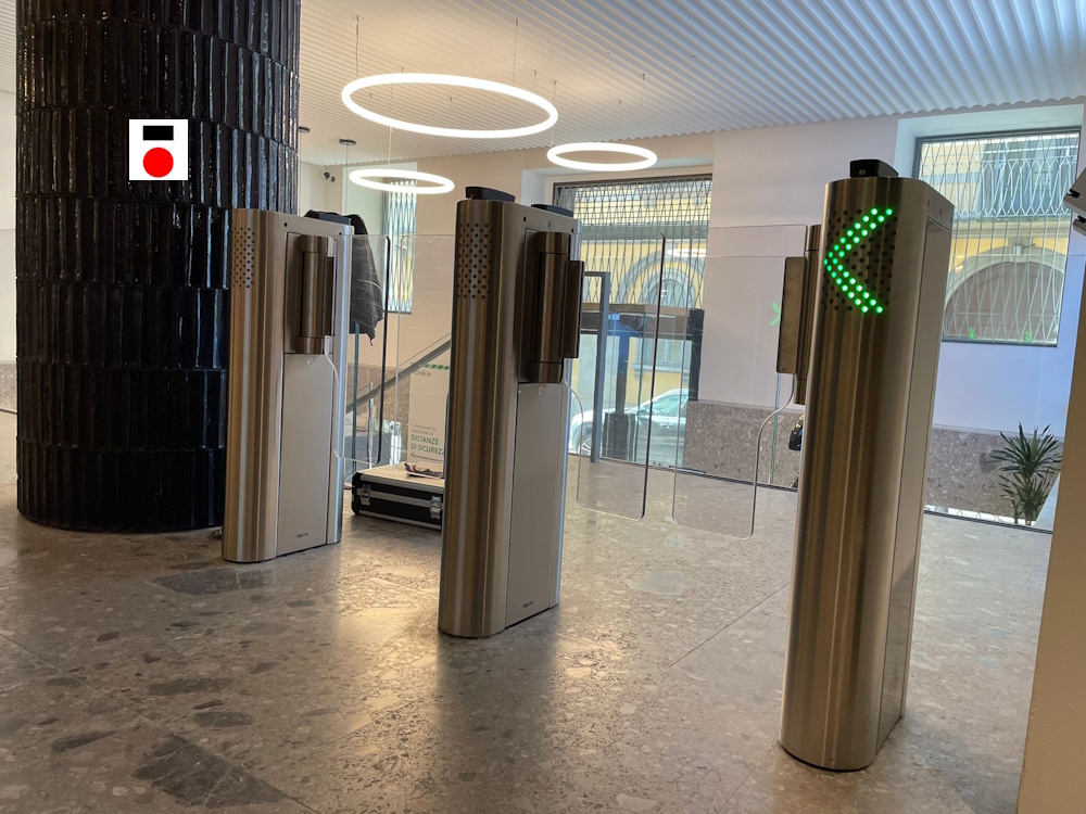 Vantaggi dei tornelli ad ante in vetro per banca e contesto urbano