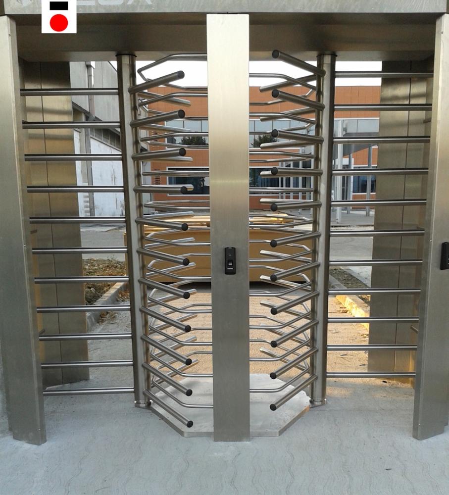Vantaggi del tornello a tutta altezza inox per il settore alimentare lombardo